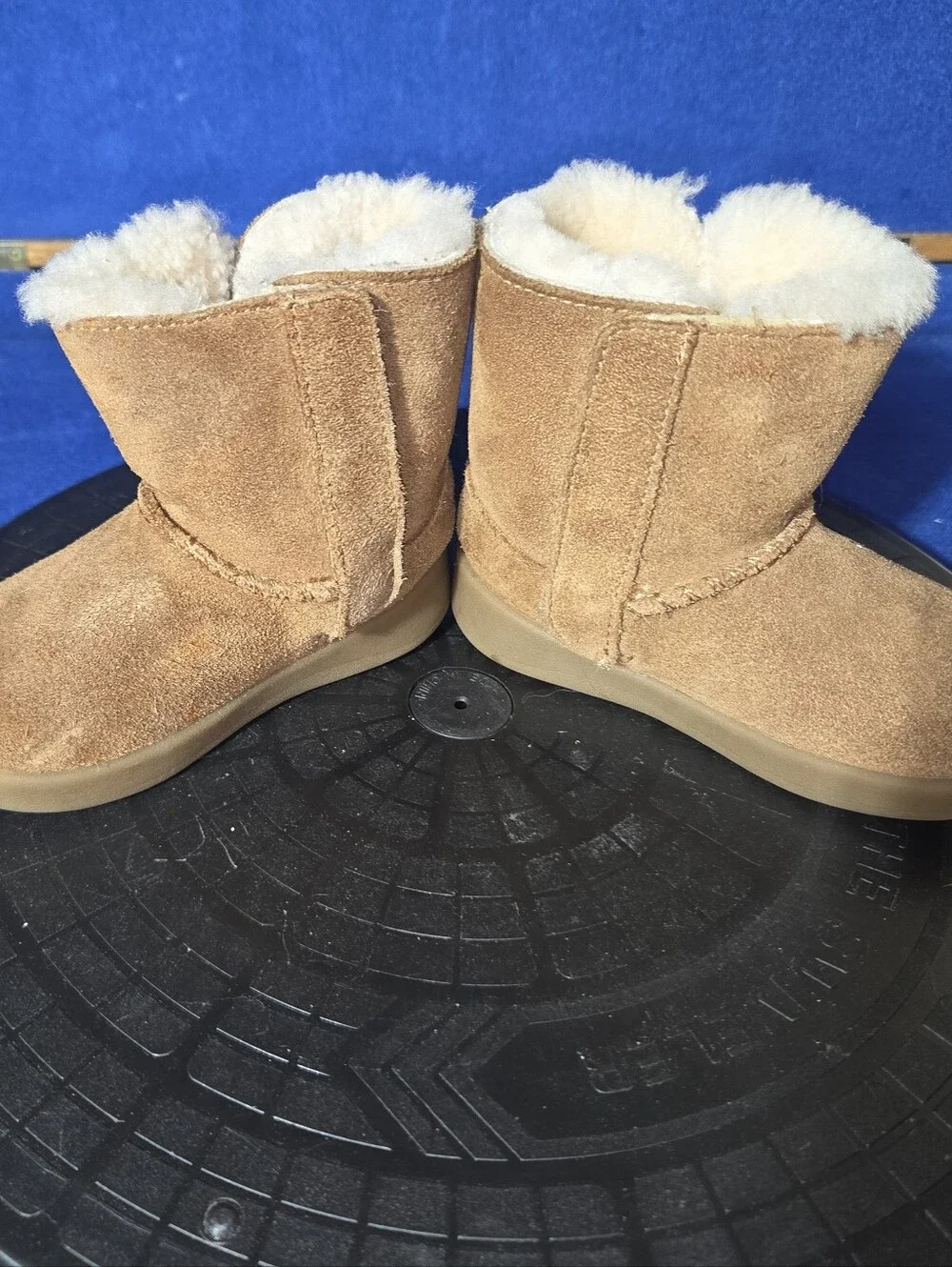 UGG Kids Keelan Chestnut Shearling Water Resistant Boots, Sz. 04/05-US, 20.5-EU